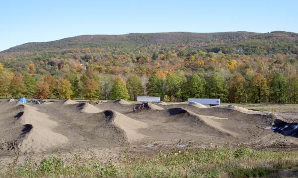 Maya Lin, <em>Storm King Wavefield</em>, 2007–08 (construction view V, 2007)