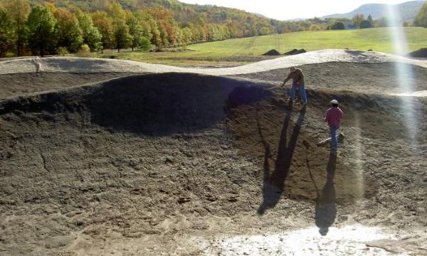 Maya Lin, <em>Storm King Wavefield</em>, 2007–08 (construction view IV, 2007)