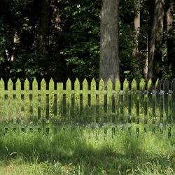 Alyson Shotz, <em>Mirror Fence</em>, 2003<br />
(refabricated, 2014) (installation view, 2010)