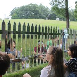 Alyson Shotz, <em>Mirror Fence</em>, 2003<br />
(refabricated, 2014) (installation view, 2017)
