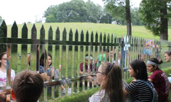 Alyson Shotz, <em>Mirror Fence</em>, 2003<br />
(refabricated, 2014) (installation view, 2017)