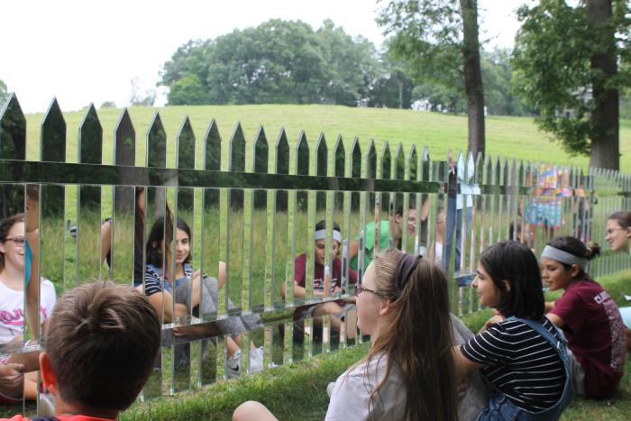 Alyson Shotz, <em>Mirror Fence</em>, 2003<br />
(refabricated, 2014) (installation view, 2017)