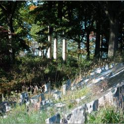 Sarah Sze,&nbsp;<i>Fallen Sky</i>, 2021; <em>Ionic Columns</em>, 1963, Storm King Art Center (installation view, 2022)